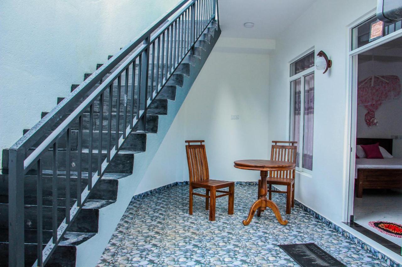 Pearl Holiday Inn Mirissa Bagian luar foto
