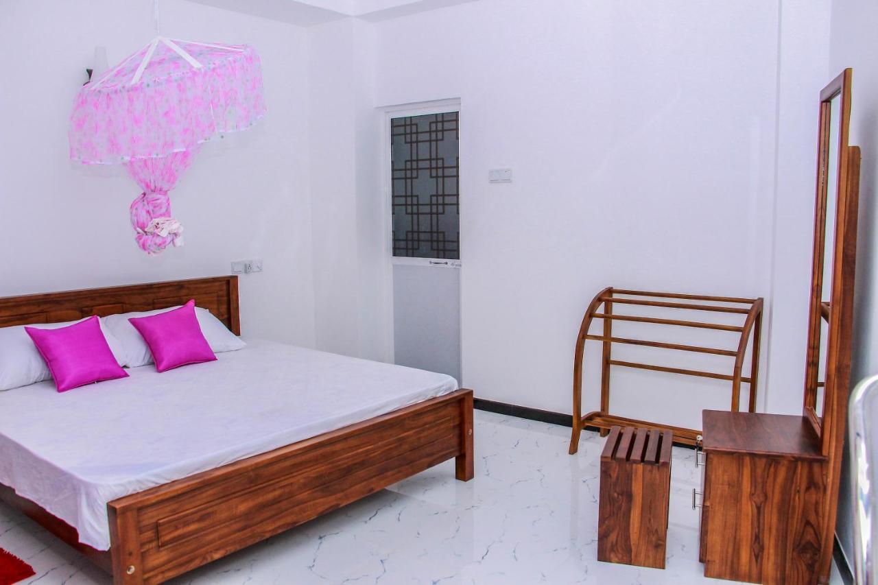 Pearl Holiday Inn Mirissa Bagian luar foto